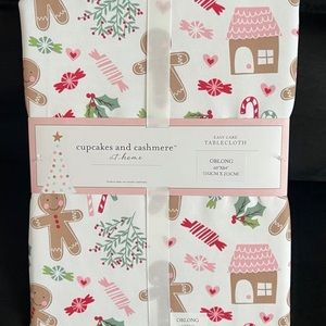 Cupcakes and cashmere gingerbread man tablecloth
Oblong 60”X84” (152cmX213cm)